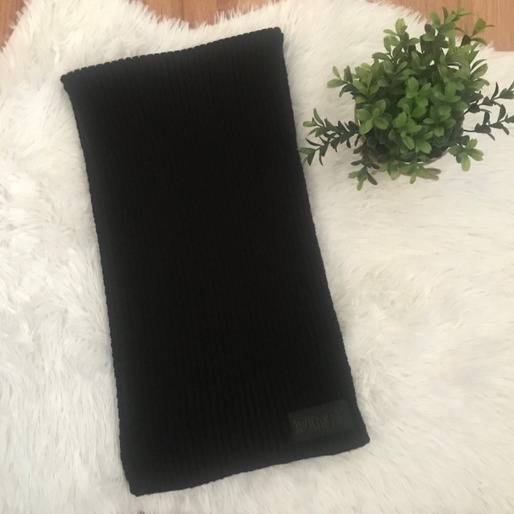 🧣Victoria’s Secret Ribbed Black Scarf🧣